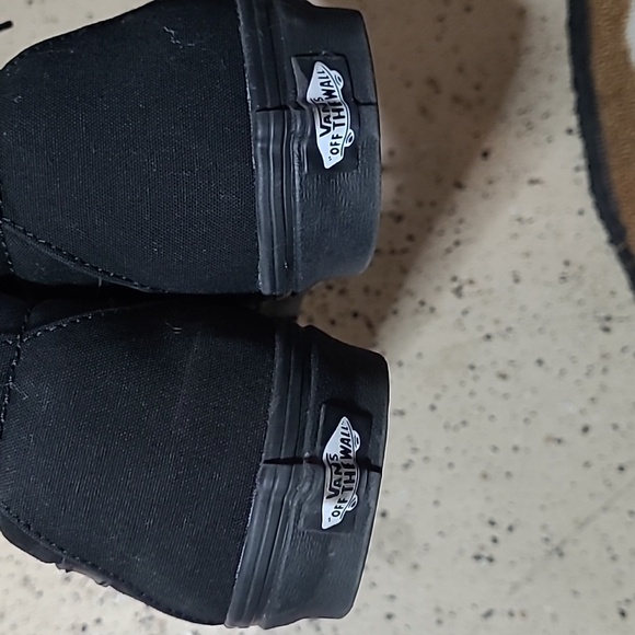 Vans - Picture 3 of 4